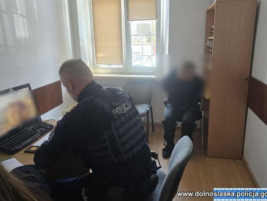 Miał zakaz zbliżania się do własnej babci, więc wtargnął do jej mieszkania i zabrał portfel. 36-latek za kratami