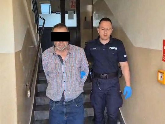 Ma zakaz zbliżania się do żony, a i tak przyszedł do niej z nożem. Był pijany i agresywny