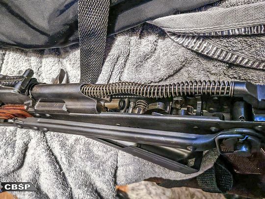 Miał Kałasznikowa i kilogramy narkotyków mieszkaniu. 39-latek aresztowany po akcji CBŚP. ZDJĘCIA