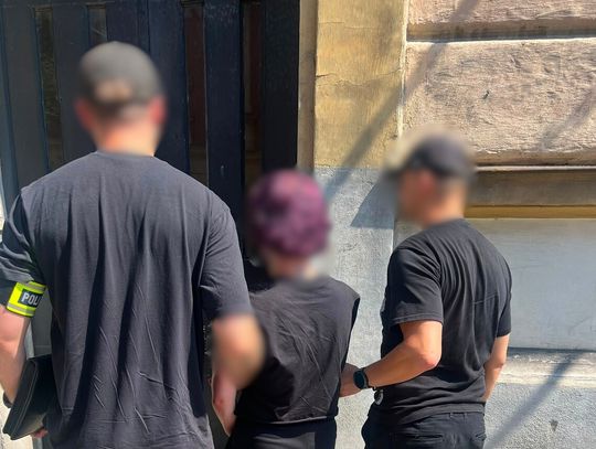 Miała opiekować się seniorem, a przez miesiące go okradała. Zniknęły dolary i złotówki