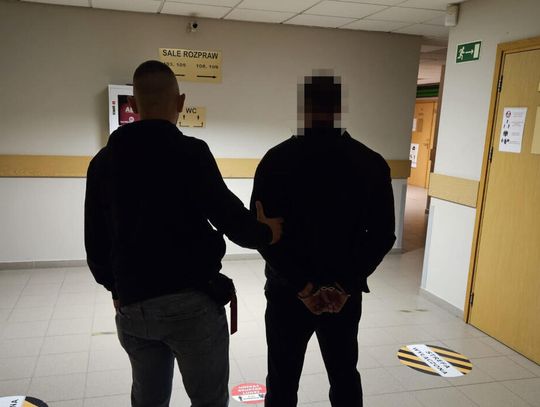 Mieli informację o dilerze i weszli do jego mieszkania. Przyznał, że zaopatrywał około 10 osób