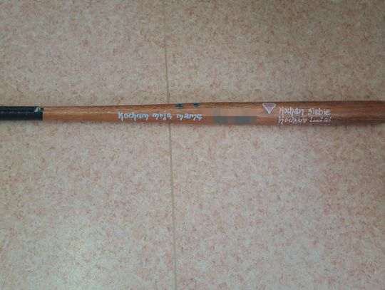 Mieli nóż i kij bejsbolowy z napisem "kocham moją mamę". Używali go do brutalnych napadów