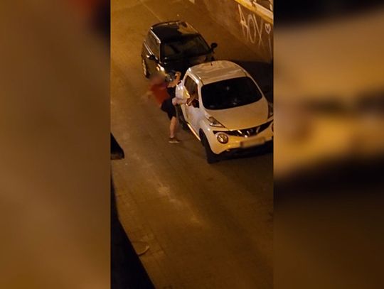 Mieszkańców obudziły hałasy na parkingu. 24-latek w pijackim szale niszczył zaparkowane samochody. WIDEO