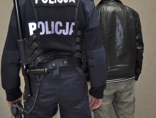 Mieszkańcy bloku słyszeli dziwne hałasy na poddaszu i wezwali policję. Ukrywał się tam poszukiwany mężczyzna