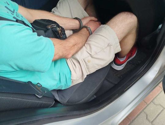 Mijał policjantów, wyczuli od niego marihuanę. 47-latek tłumaczył, że znalazł ją na bazarze