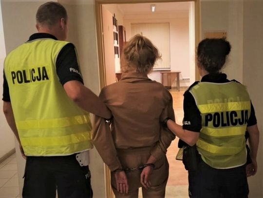 Młoda kobieta rozmawiała ze ścianą. Wezwali policję - była naćpana i miała narkotyki