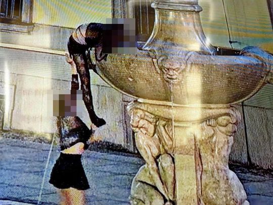 Młoda kobieta wyrwała szpadę szermierzowi. Od razu wpadła w ręce strażników miejskich i policjantów