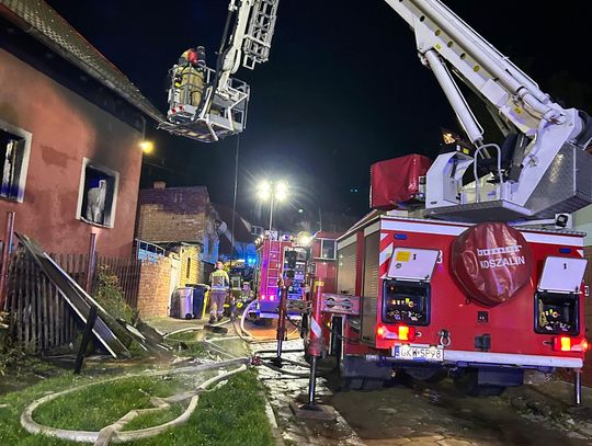 Młoda matka i jej 11-miesięczne dziecko zginęli w pożarze domu. Ogień pojawił się w środku nocy