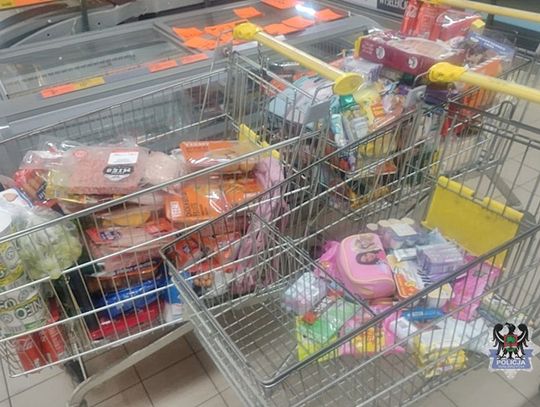 Młode Czeszki bezczelnie kradły w polskim markecie. Próbowały wywieźć dwa wózki pełne towaru