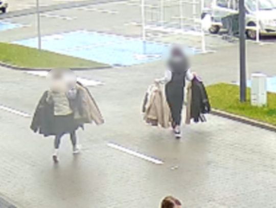 Młode złodziejki z Warszawy jeździły po całej Polsce. Wpadły na kradzieży 25 kurtek