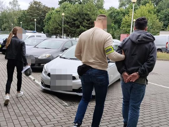 Młody Białorusin i Ukrainiec wyłudzali pieniądze podając się za pracowników banku