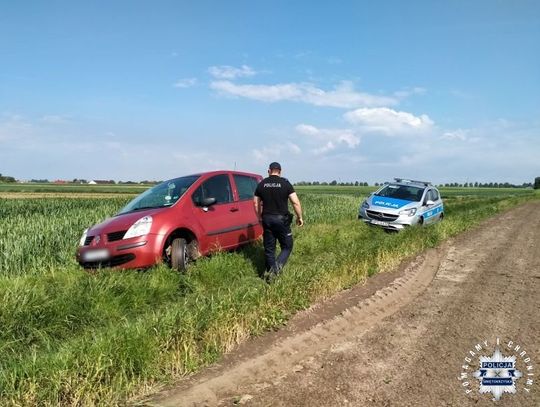 Młody buchnął auto dziadka i szalał nim po polnych drogach. Porzucił je, gdy ugrzązł w rowie