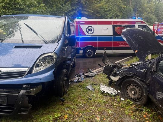Młody busiarz wyprzedzał na podwójnej ciągłej, doprowadził do zderzenia czołowego z osobówką