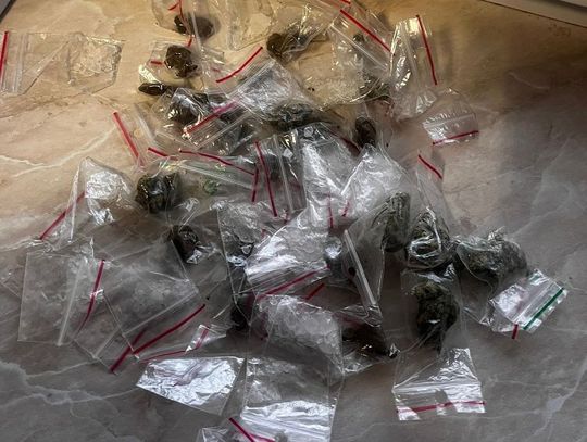 Młody diler chodził po mieście obładowany towarem. Na widok radiowozu puściły mu nerwy