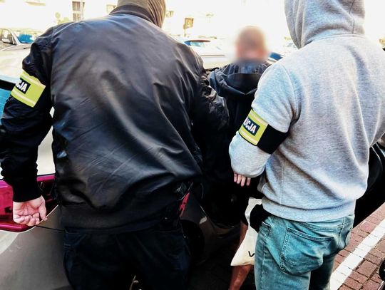 Młody diler po nalocie policji stracił 3 kg towaru i trafił do aresztu. Grozi mu długie więzienie