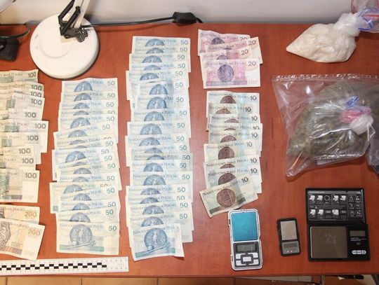 Młody diler wpadł na gorącym uczynku. Częstował nieletniego, gdy do drzwi zapukała policja