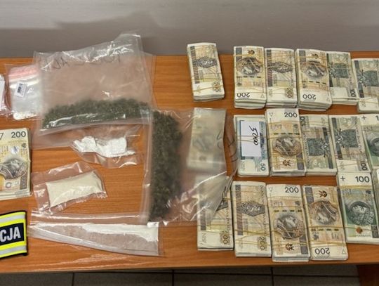 Młody diler zatrzymany na ulicy. W reklamówce miał 730 tysięcy złotych