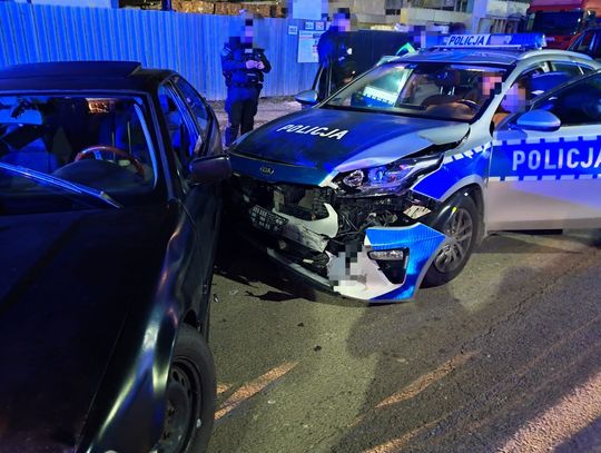 Młody drifter nie zatrzymał się do kontroli. Żeby go zatrzymać policjanci wjechali radiowozem w BMW