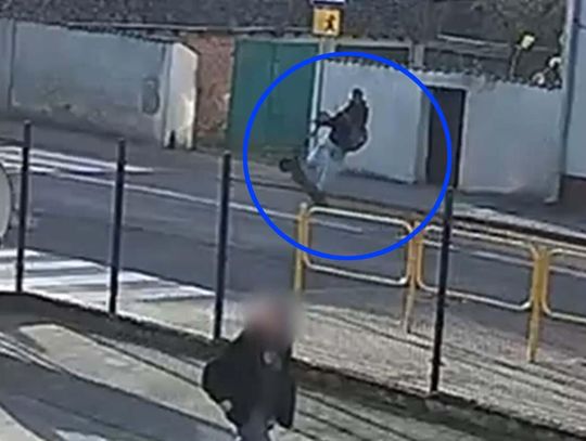 Młody hulajnogarz przemknął przed policjantami na jednym kole. Brawurowa jazda na „hulajnodze” i policyjne kontrole