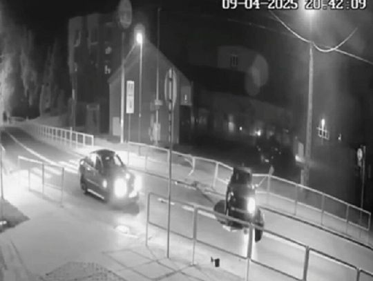 Młody kierowca audi nie zapanował nad mocą i rozbił się na barierkach