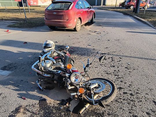Młody kierowca Forda wymusił pierwszeństwo na motocykliście. 17-latek trafił do szpitala Młody kierowca Forda wymusił pierwszeństwo na motocykliście. 17-latek trafił do szpitala