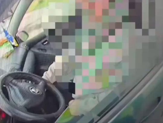 Młody kierowca nagle ruszył podczas kontroli drogowej. Policjanci rozpoczęli pościg