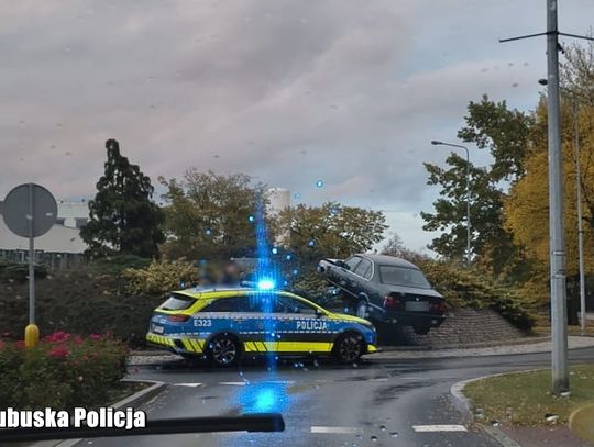 Młody kierowca nie opanował BMW na mokrej drodze. Auto wbiło się w środek ronda
