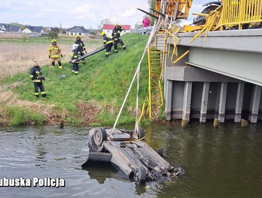 Młody kierowca nie opanował mocy passata, przebił bariery i spadł z mostu do rzeki [ZDJĘCIA]
