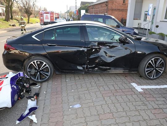 Młody kierowca nie ustąpił pierwszeństwa hondzie. Poszkodowany motocyklista zabrany do szpitala