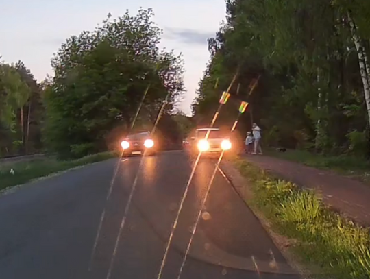 Młody kierowca prawie rozjechał ludzi na chodniku. Uważa, że nic się nie stało