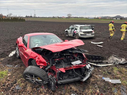 Młody kierowca renault wymusił pierwszeństwo na skrzyżowaniu. Skasował drogie ferrari [FOTO]