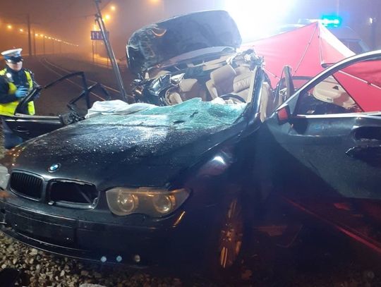 Młody kierowca rozbił auto na betonowym słupie. W wypadku zginęła 22-letnia pasażerka
