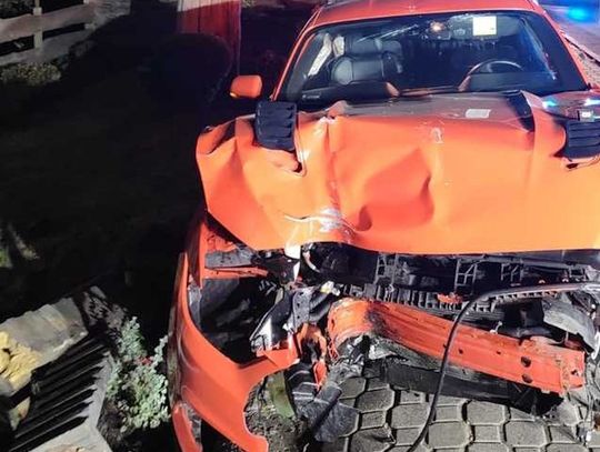 Młody kierowca rozbił forda mustanga. Wyjeżdżając z zakrętu nie opanował auta i wjechał w latarnię