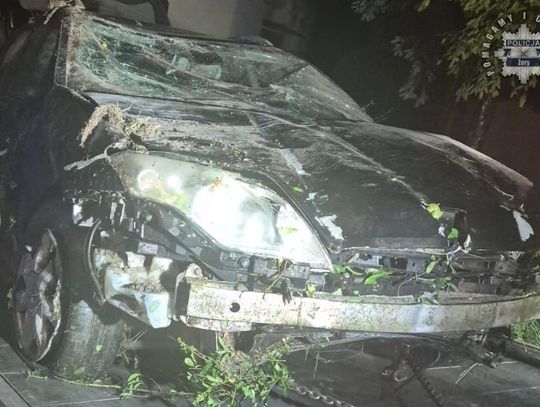 Młody kierowca z Ukrainy zagapił się w telefon i nie zauważył ronda. Przejechał prosto, a potem dachował