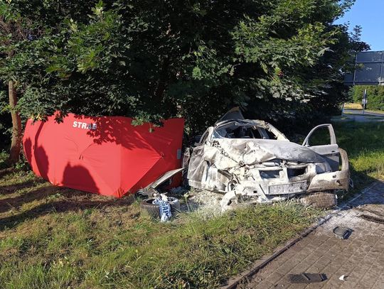 Młody kierowca zginął po koszmarnym wypadku. Osobówka przejechała przez dwa rowy i rondo