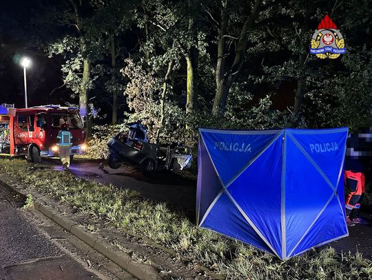 Młody kierowca zjechał z drogi i uderzył w drzewo. 20-latek zginął, jego kolega jest ranny [FOTO]