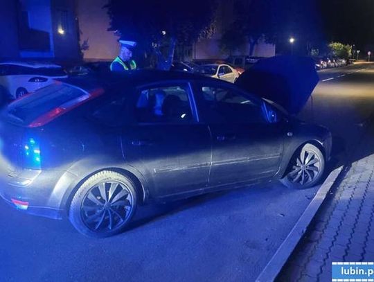 Młody mężczyzna pchał w nocy samochód na rondzie. Chciał dotrzeć do dziewczyny