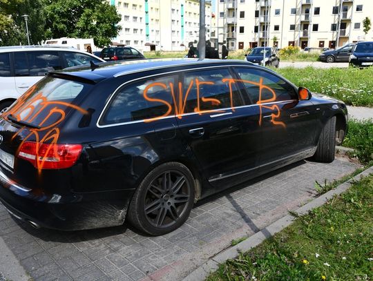 Młody mężczyzna sprayem zniszczył samochody i budynki. Straty idą w tysiące złotych