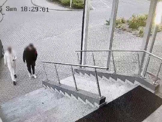 Młody mężczyzna zajechał autem pod samą komendę. Chciał dmuchnąć, okazało się, że jest pijany