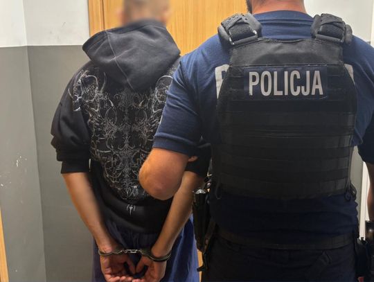 Młody Mołdawianin driftował na parkingu. Nie miał prawka, policja zawnioskowała o jego deportację