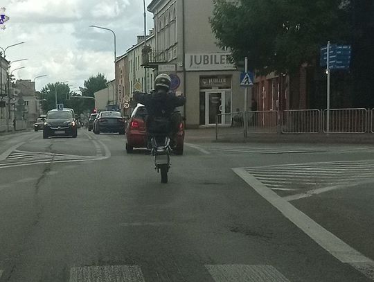 Młody motocyklista popisywał się jazdą na jednym kole. Dostał 30 punktów. Będzie ponownie zdawał egzamin na prawko