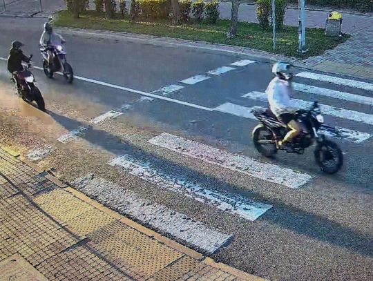 Młody motocyklista przejechał obok pieszego na przejściu. Policjanci sprawdzili monitoring i wlepili mu 1500 mandatu