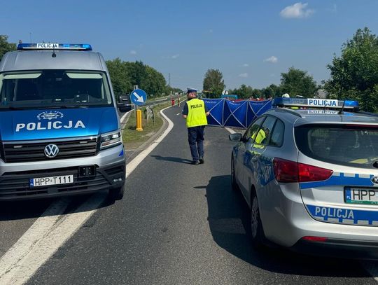 Młody motocyklista zginął po uderzeniu w lawetę zawracającą na skrzyżowaniu