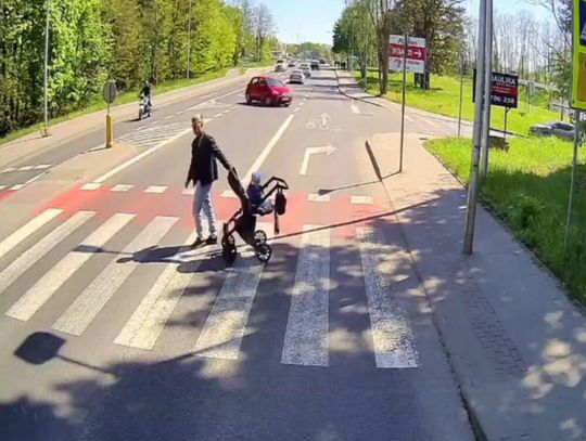 Młody ojciec z dzieckiem w wózku nie mógł przejść przez pasy. Kierowcy przejeżdżali mu przed nogami