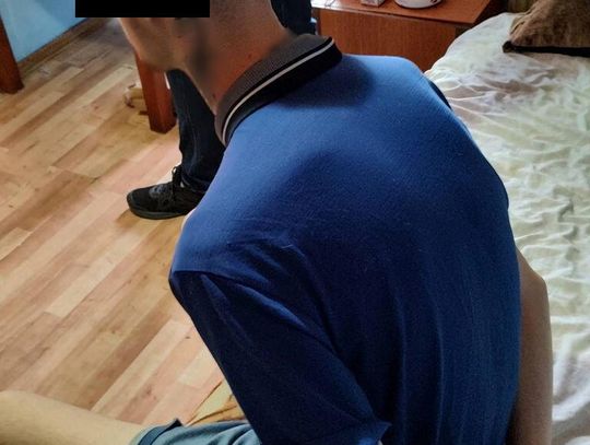 Młody pseudokibic zatrzymany z narkotykami za 150 tysięcy złotych. Ukrywał je w pralce i pod podłogą