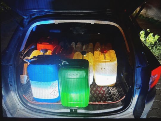 Młody recydywista przy użyciu wkrętarki włamywał się do samochodów i kradł paliwo