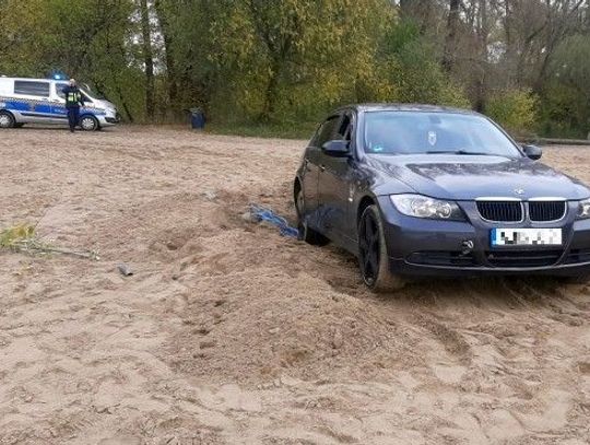 Młody Tadżyk kupił bmw i jeździł nim po plaży w Warszawie aż utknął. Nie był w stanie się wytłumaczyć