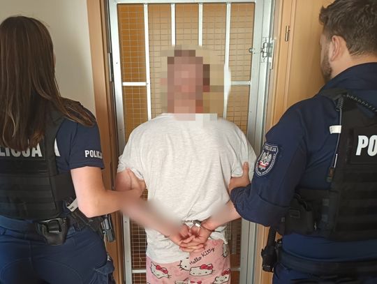 Młodzi mężczyźni zatrzymani z narkotykami. Wpadli, bo jeden z nich leżał obok auta