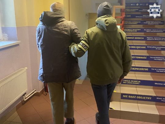 Młodzi mężczyźni brutalnie napadli na staruszkę. Spryskali ją gazem i ukradli torebkę