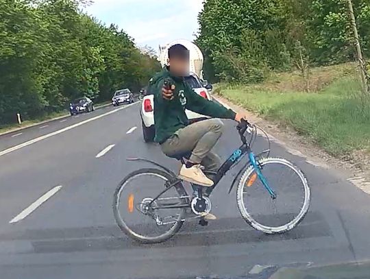 Młodzi Romowie terroryzowali miasto. Napadli na dzieci, potem mierzyli z „broni” do kierowcy. WIDEO